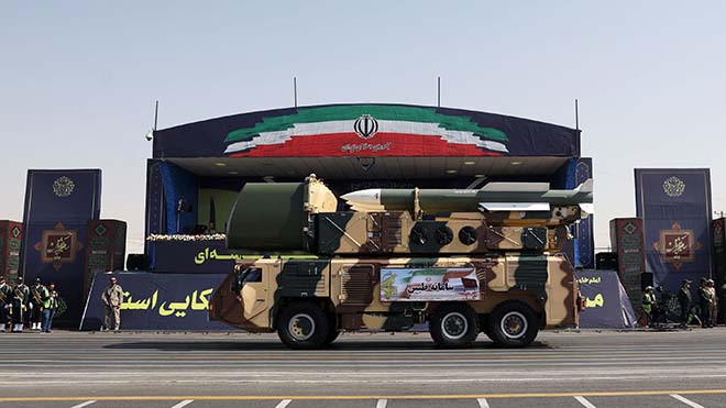 صاروخ إيراني في عرض عسكري بالعاصمة طهران
